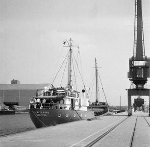 849440 Afbeelding van het vrachtschip Berkelborg in de Protonhaven op het industrieterrein Lage Weide te Utrecht.